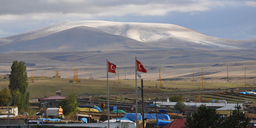 Kars’a mevsimin ilk karı düştü