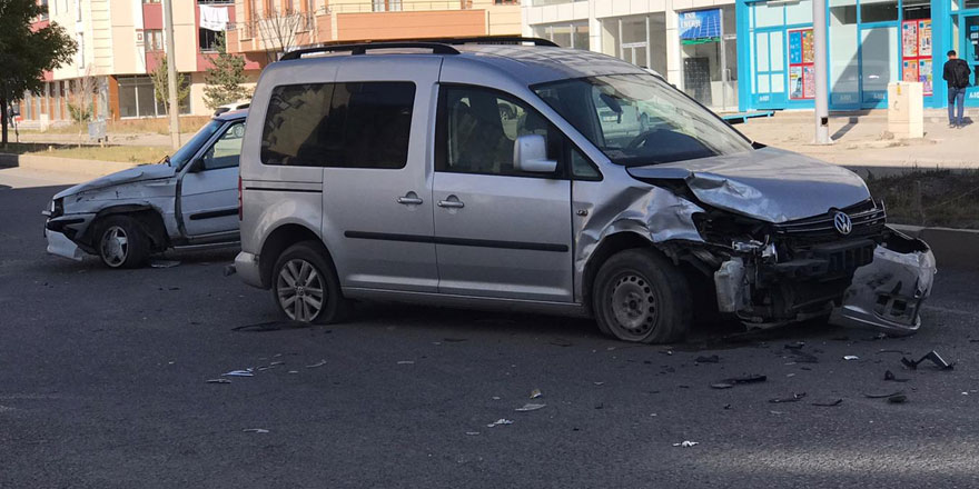 Kars’ta trafik kazası: 1’i bebek 4 yaralı!