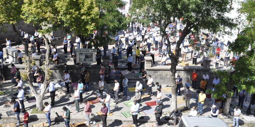 Bu Cuma namazı, caminin içerisinde kılınacak