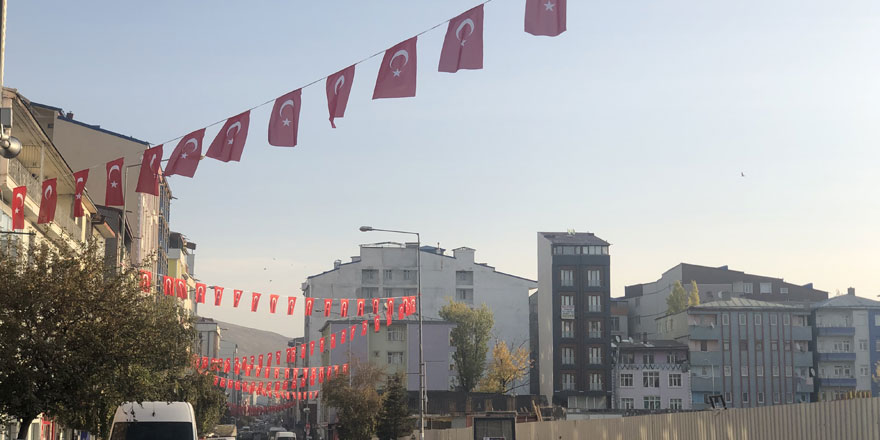 Kars’ta caddeler bayraklarla donatıldı