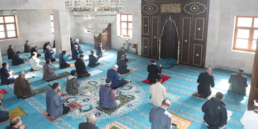 Kars’ta Cuma namazı cami içerisinde kılındı