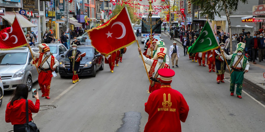 Kars sokaklarında kurtuluş coşkusu!