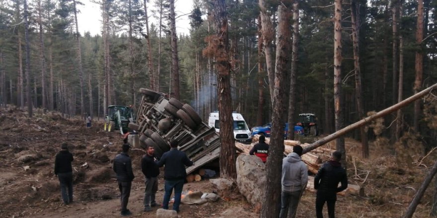 Freni boşalan kamyondan atladı, tomrukların altında hayatını kaybetti