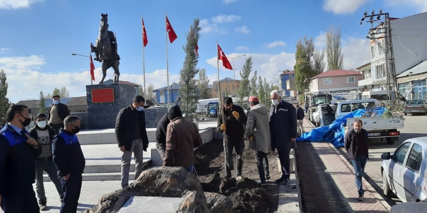Arpaçay’da Atatürk Parkı ağaçlandırıldı