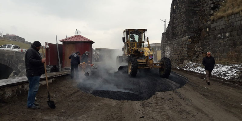 Belediye Dereiçi yolunu yapıyor