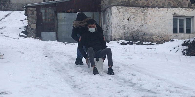 Kars’ta kartopu oynadılar, bidona binerek kaydılar