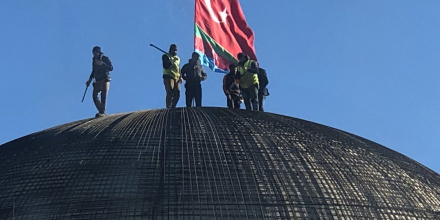 Sultan Alparslan Külliyesi kubbesine Türk ve Azerbaycan Bayrağı asıldı