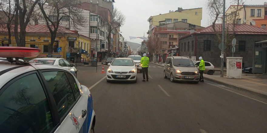 Kars’ta polis ekiplerinden ‘sokağa çıkma yasağı’ denetimi