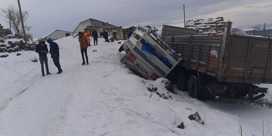 Sarıkamış’ta kar yağışı beraberinde kaza getirdi