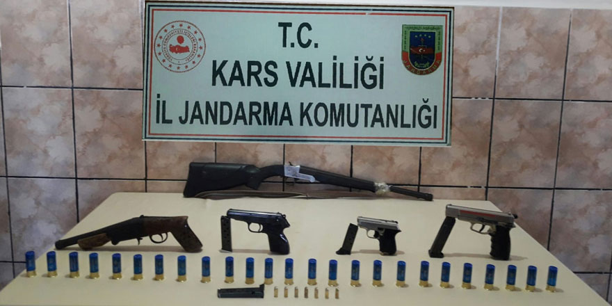 Jandarma Akyaka’da ruhsatsız silahlar yakaladı