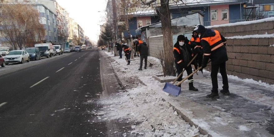 Kars Belediyesi’nin temizlik ve kar mesaisi devam ediyor