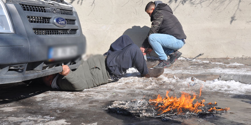 Kars'ta çok sayıda araç dondu