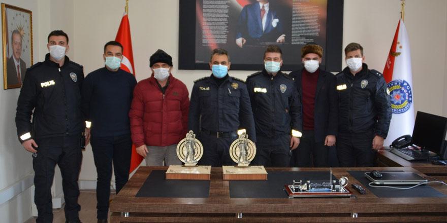 Emniyet Müdürü Özer’den başarılı gazetecilere hediye