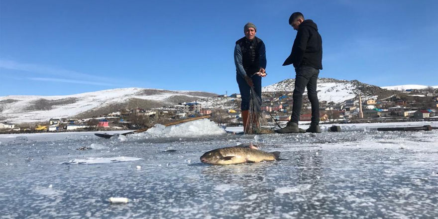 Donmuş Çıldır Gölü’nde balık avı büyülüyor