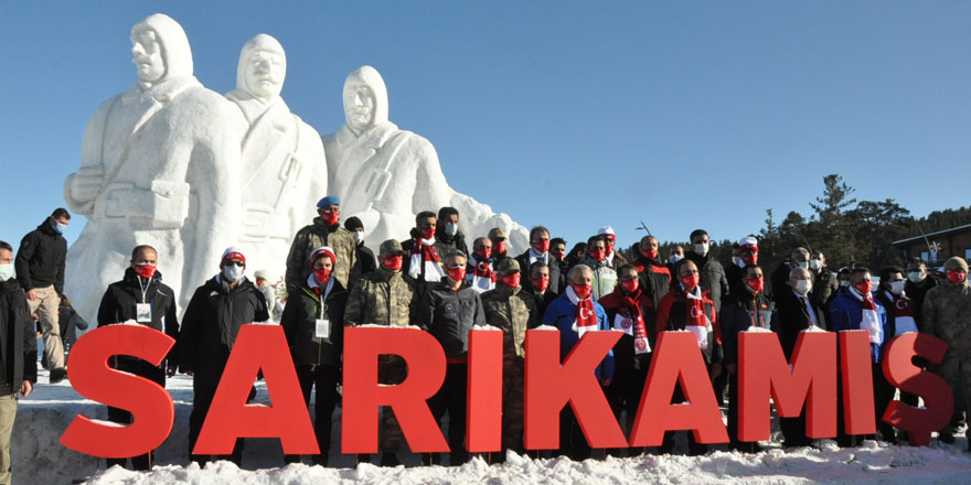 Sarıkamış’ta kardan şehit heykelleri açıldı