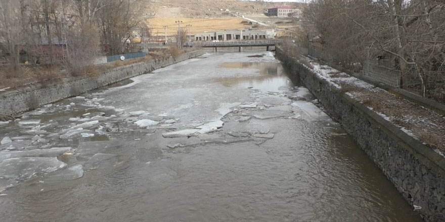 Kars Çayı’nın buzları erken çözülmeye başladı