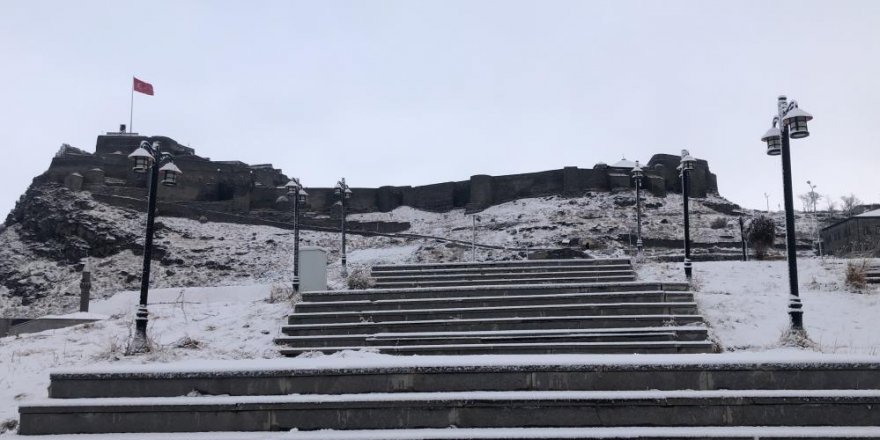 Kars’a beklenen kar yağdı