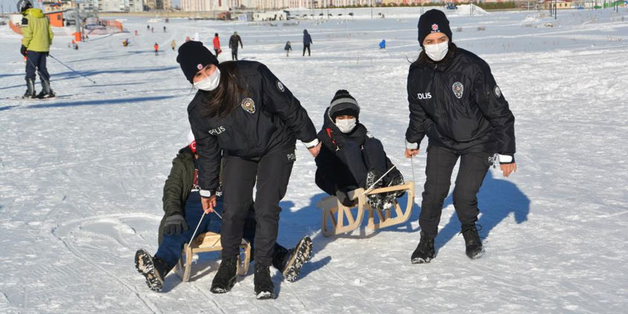 Sarıkamış Polis Gücü Spor Kulübünün kayak eğitimi devam ediyor