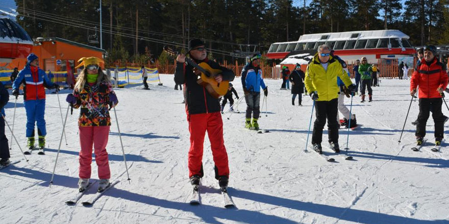 Kristal kar üzerinde gitar eşliğinde doyasıya kayak yaptılar