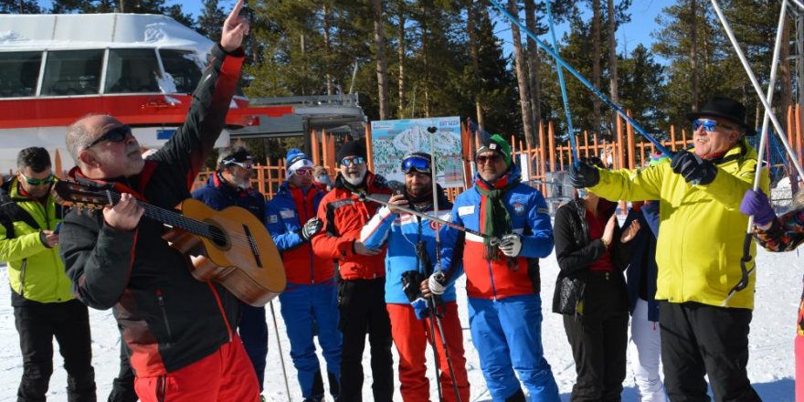 Kristal kar üzerinde gitar eşliğinde doyasıya kayak yaptılar