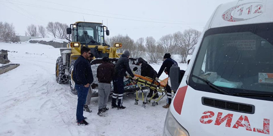 Kars’ta, mahsur kalan hasta kepçeyle ambulansa taşındı