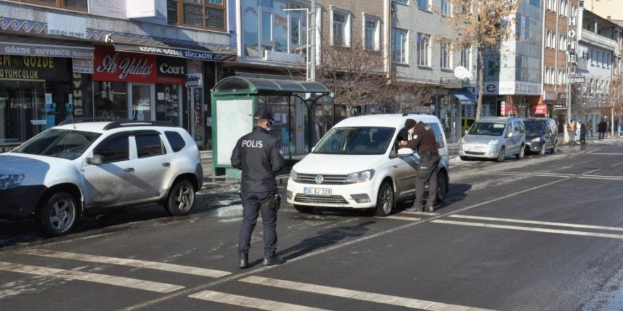 Kars’ta polisten korona tedbirleri uygulaması