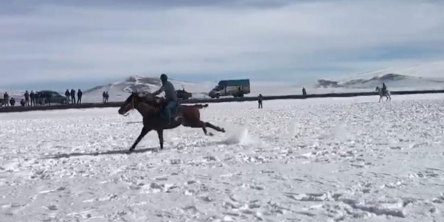 Kars’ta kar üzerinde cirit coşkusu