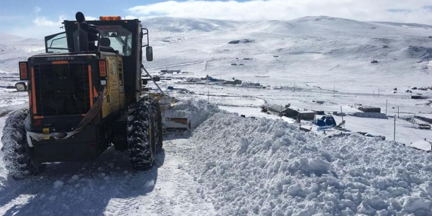 Kars’ta Özel idare ekipleri kapalı yolları tek tek açtı