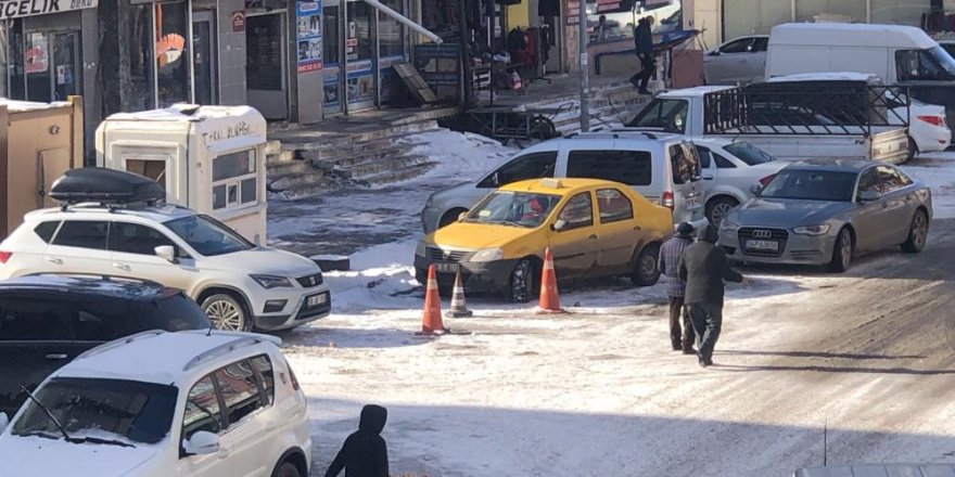Kars'ta gelişi güzel park edilen araçlar trafiği aksatıyor