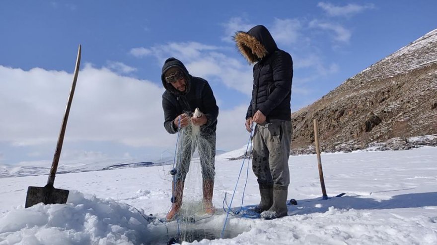 Çıldır Gölü'nde ‘Eskimo’ usulü balık avı