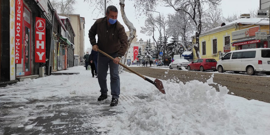 Kars esnafı kar birikintilerini temizledi