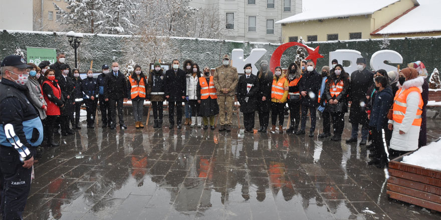 Kars’ta kadınlar kar altında da unutulmadı