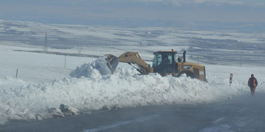 Karayolları Kars-Çıldır yolunda kar temizlemesi yapıyor