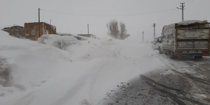 Kar ve tipi Ağrı-Kars karayolunu ulaşıma kapattı