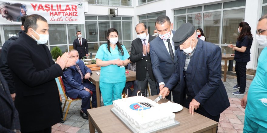 Vali ve Belediye Başkanı Türker Öksüz, Huzurevi'ni ziyaret etti