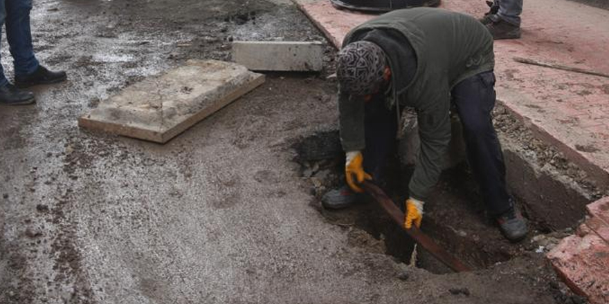 Kars Belediyesi rögar kapaklarını değişiyor