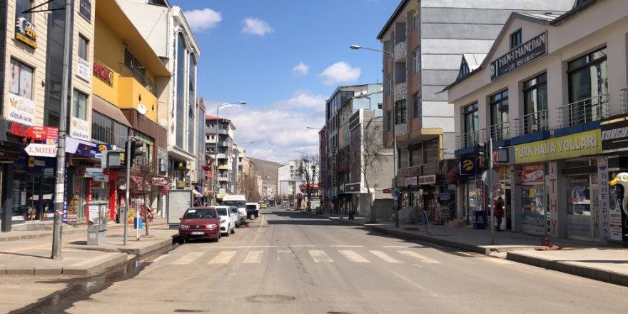 Kars'ta caddeler sessizliğe büründü
