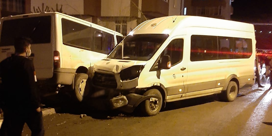 Kars’ta iki minibüs çarpıştı