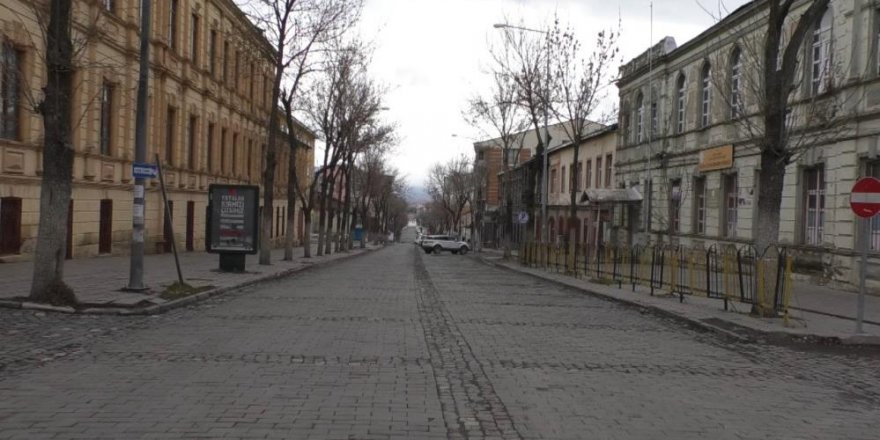 Kars’ta caddeler boş kaldı