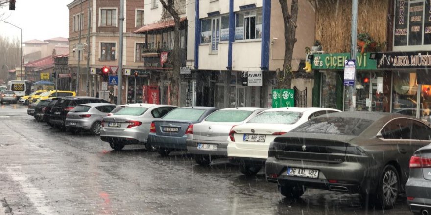 Kars'a Nisan’da lapa lapa kar yağdı