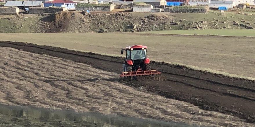 Kars’ta tarlalar sürülmeye başladı