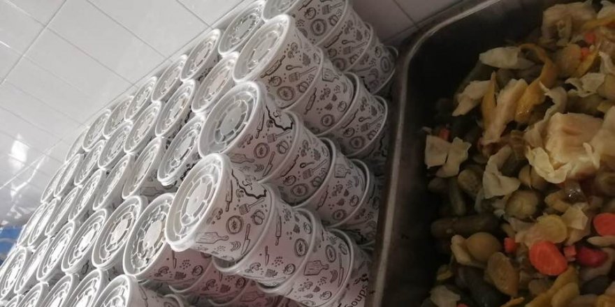 Türk Kızılay Kars Şubesi evinde yemek yapamayan 300 aileye iftar menüsü götürüyor