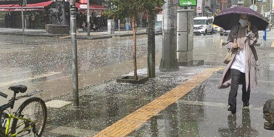Kars’ta dolu yağışı etkili oldu!