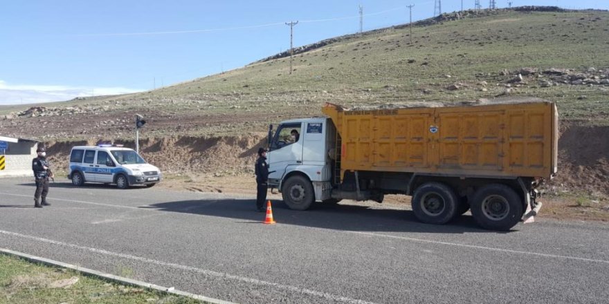  Akyaka’da ‘tam kapanma’ denetimleri sürüyor