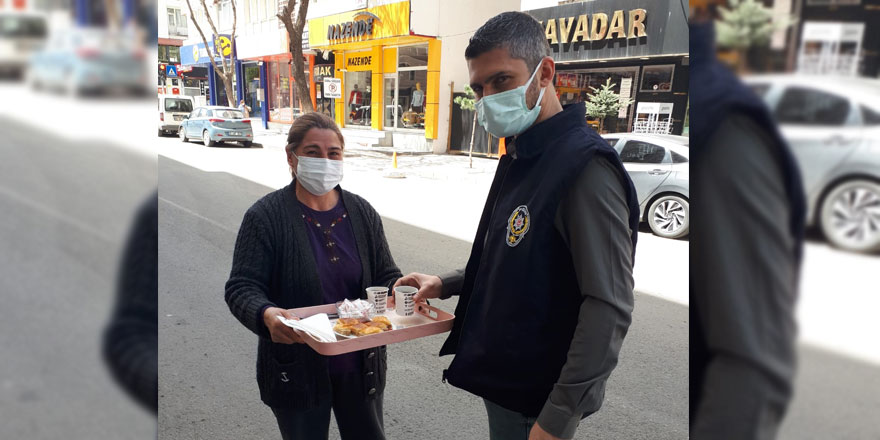 Vatandaşlardan polislere çay ve tatlı ikramı!