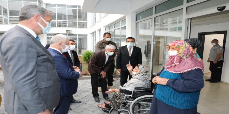 Yaşlılarımız başımızın tacıdır...
