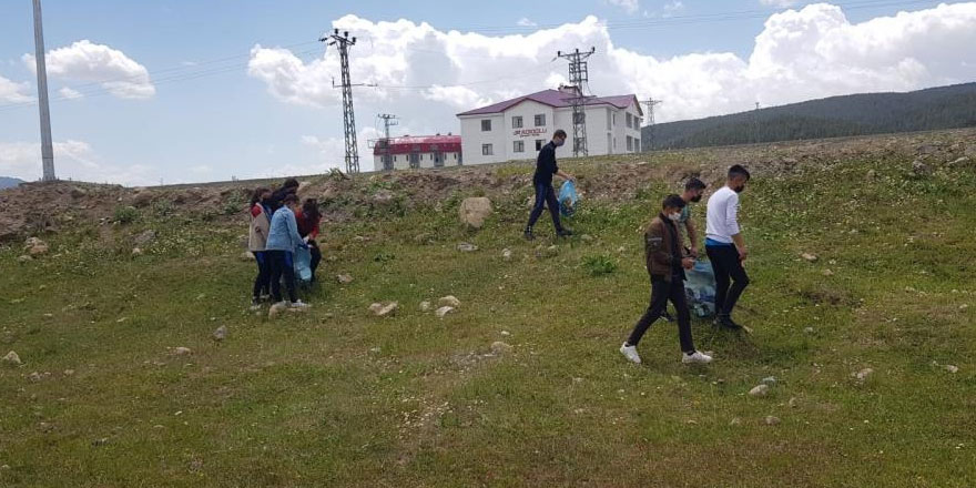 Sarıkamış’ta öğrencilerden çevre temizliği