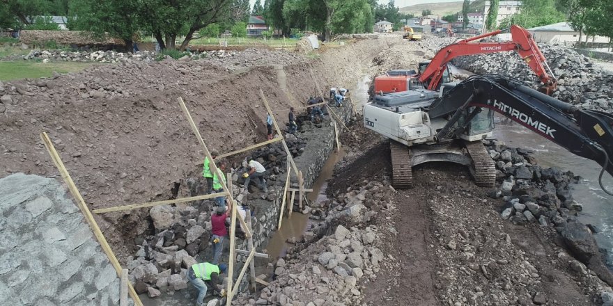 Digor’da Ana Deresi Islah Çalışmaları Devam Ediyor