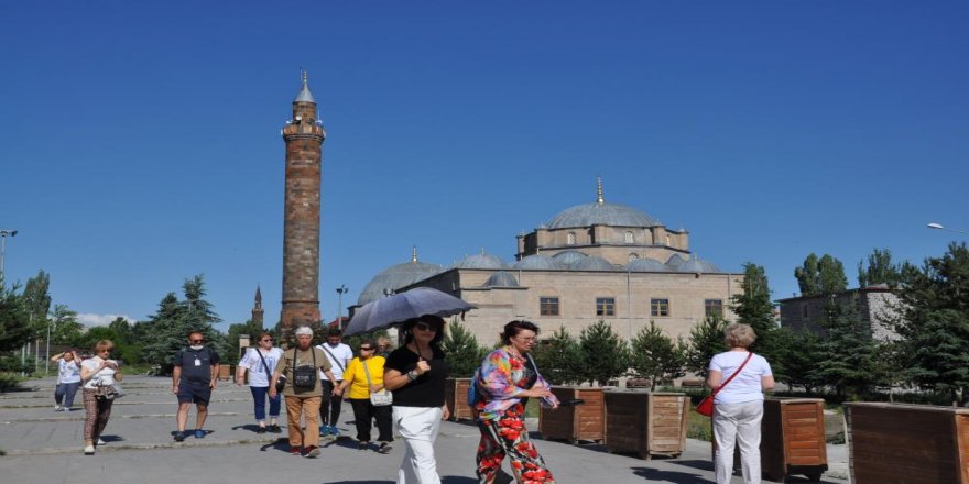 Kars’a turistler gelmeye başladı