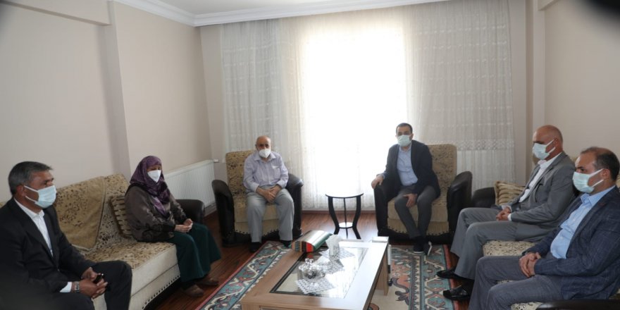 Kars Valisi ve Belediye Başkanı Türker Öksüz, Şehit Babasını Ziyaret Etti